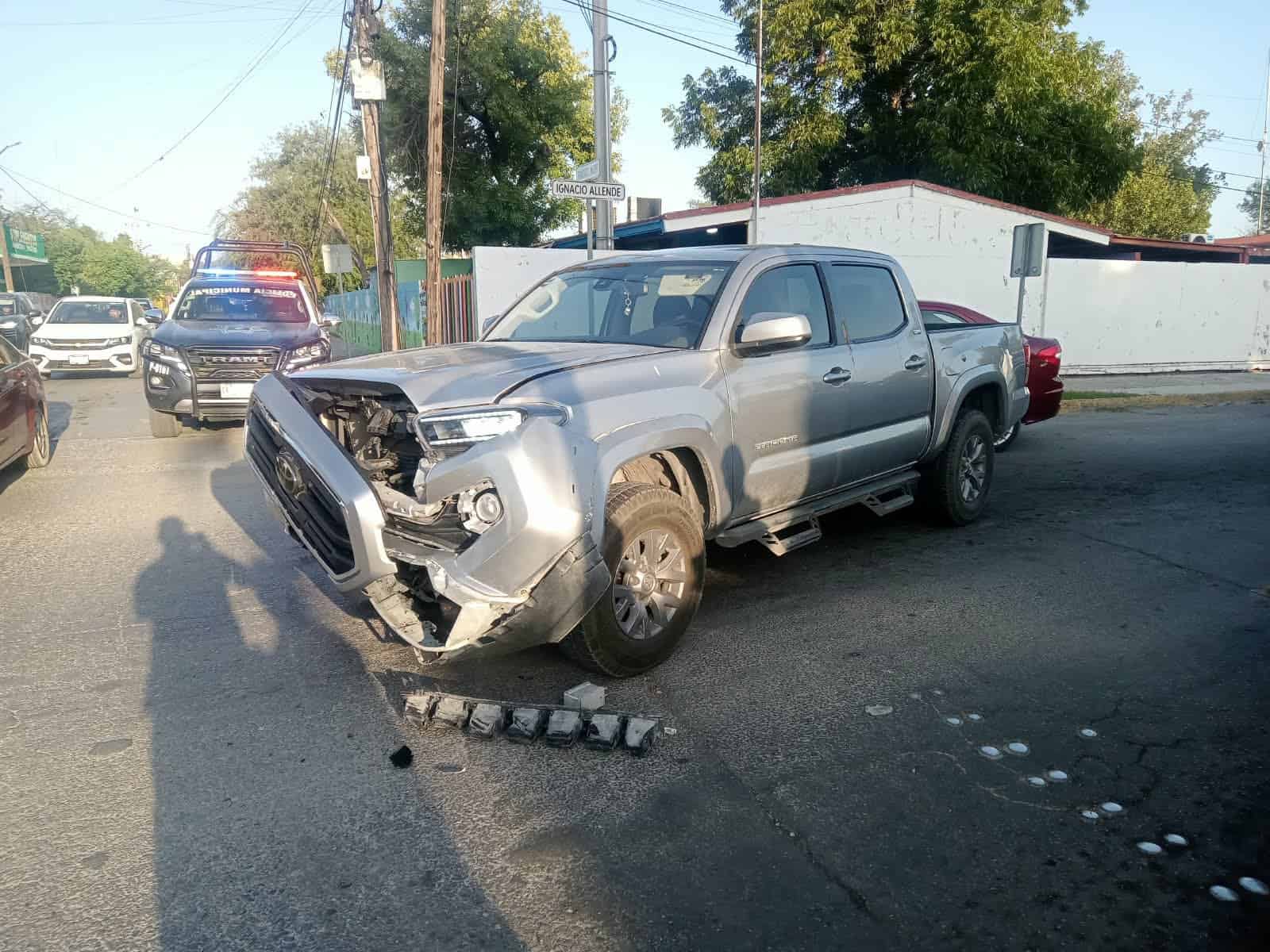Ignora sem&aacute;foro y provoca choque en pleno Centro de Ciudad Acu&ntilde;a