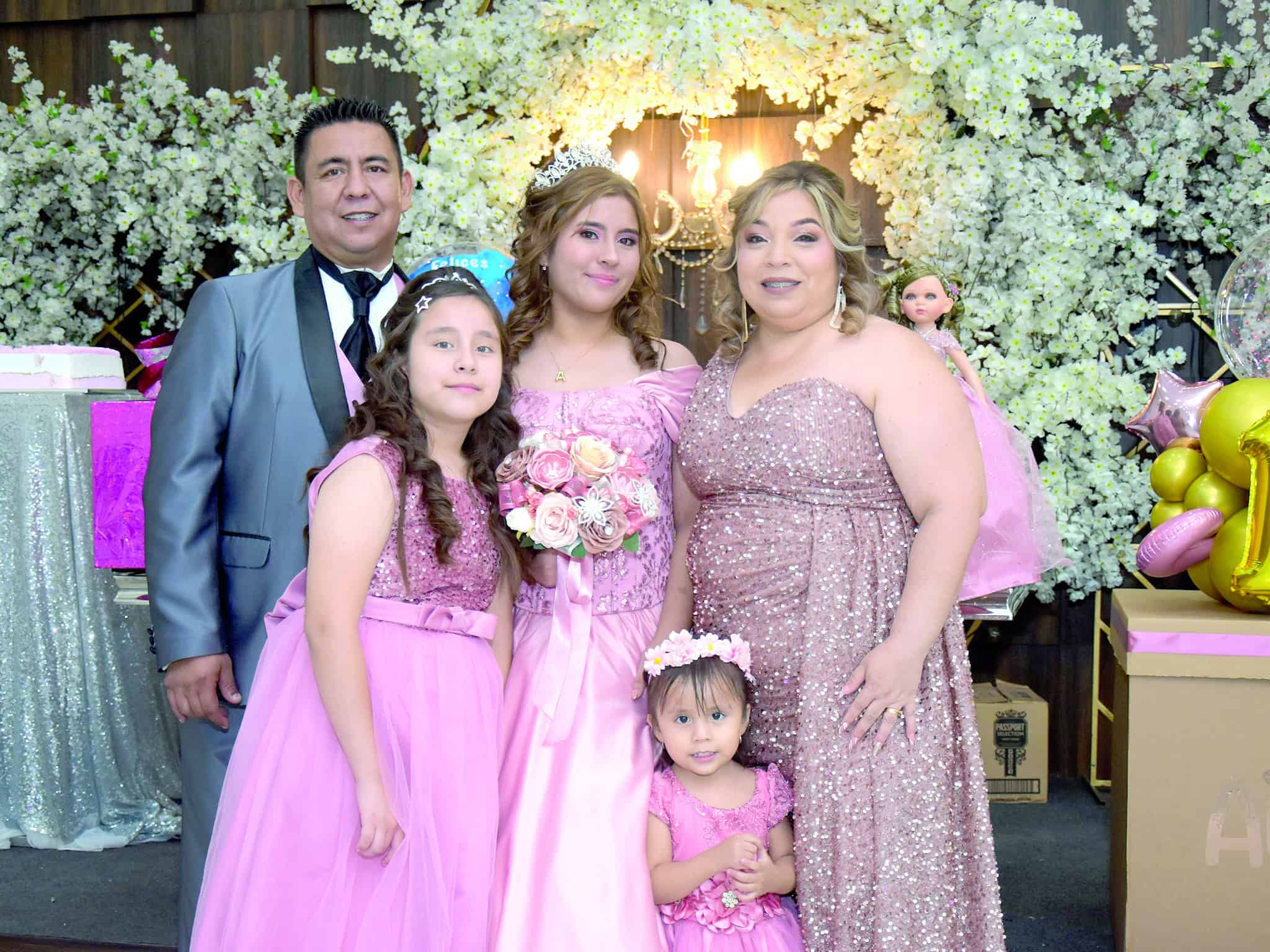 Fiesta de XV años de Aidé Alitze De la Cruz reúne a seres queridos