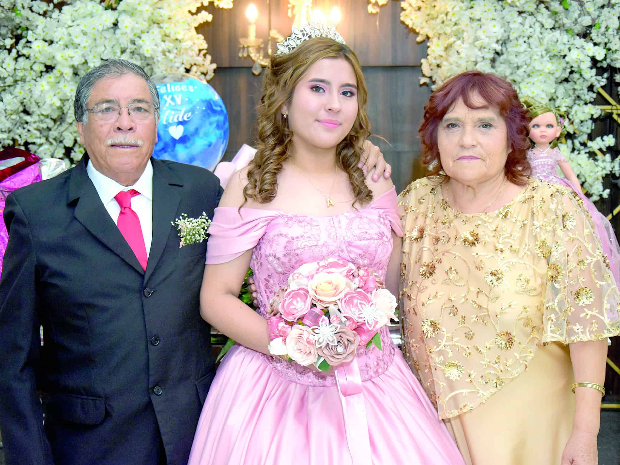 Fiesta de XV años de Aidé Alitze De la Cruz reúne a seres queridos