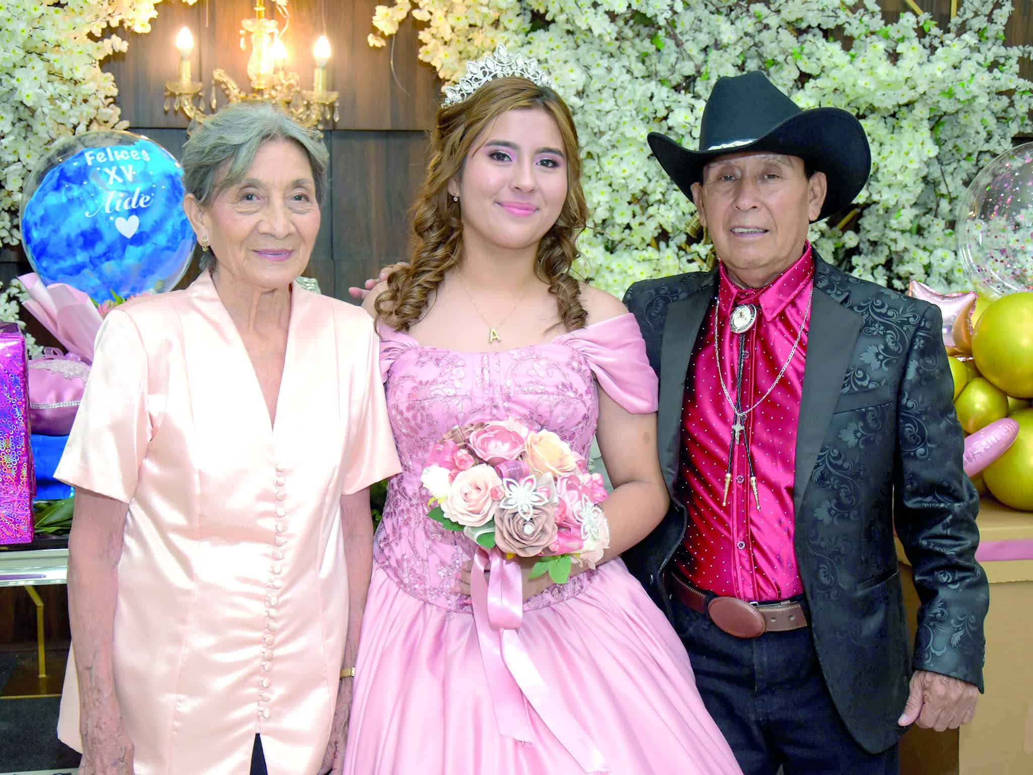 Fiesta de XV años de Aidé Alitze De la Cruz reúne a seres queridos