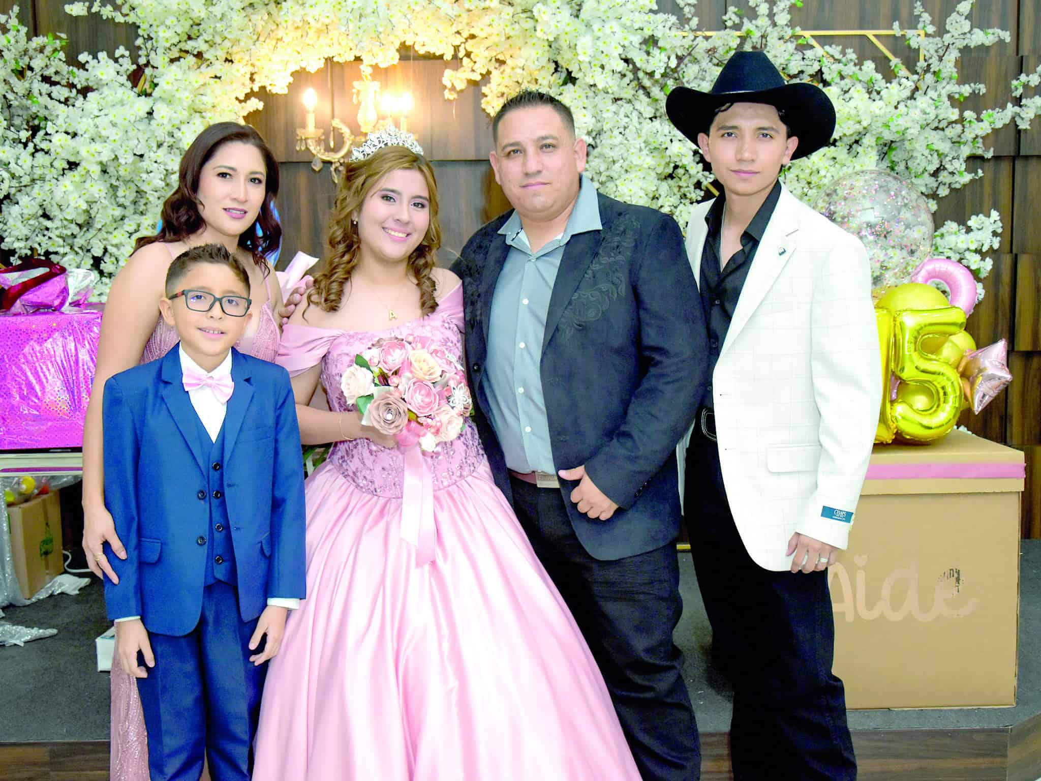 Fiesta de XV años de Aidé Alitze De la Cruz reúne a seres queridos