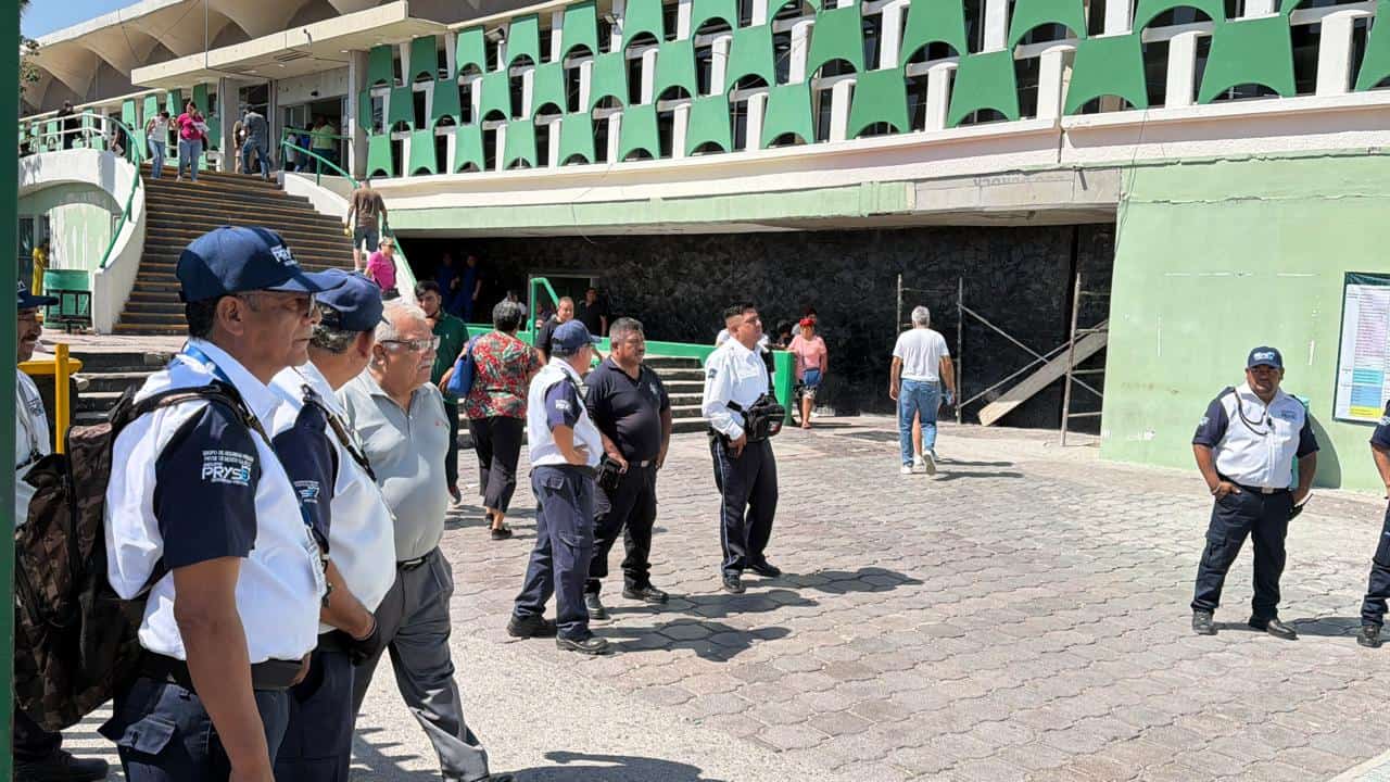 Protesta de derechohabientes del IMSS en Monclova termina en enfrentamiento
