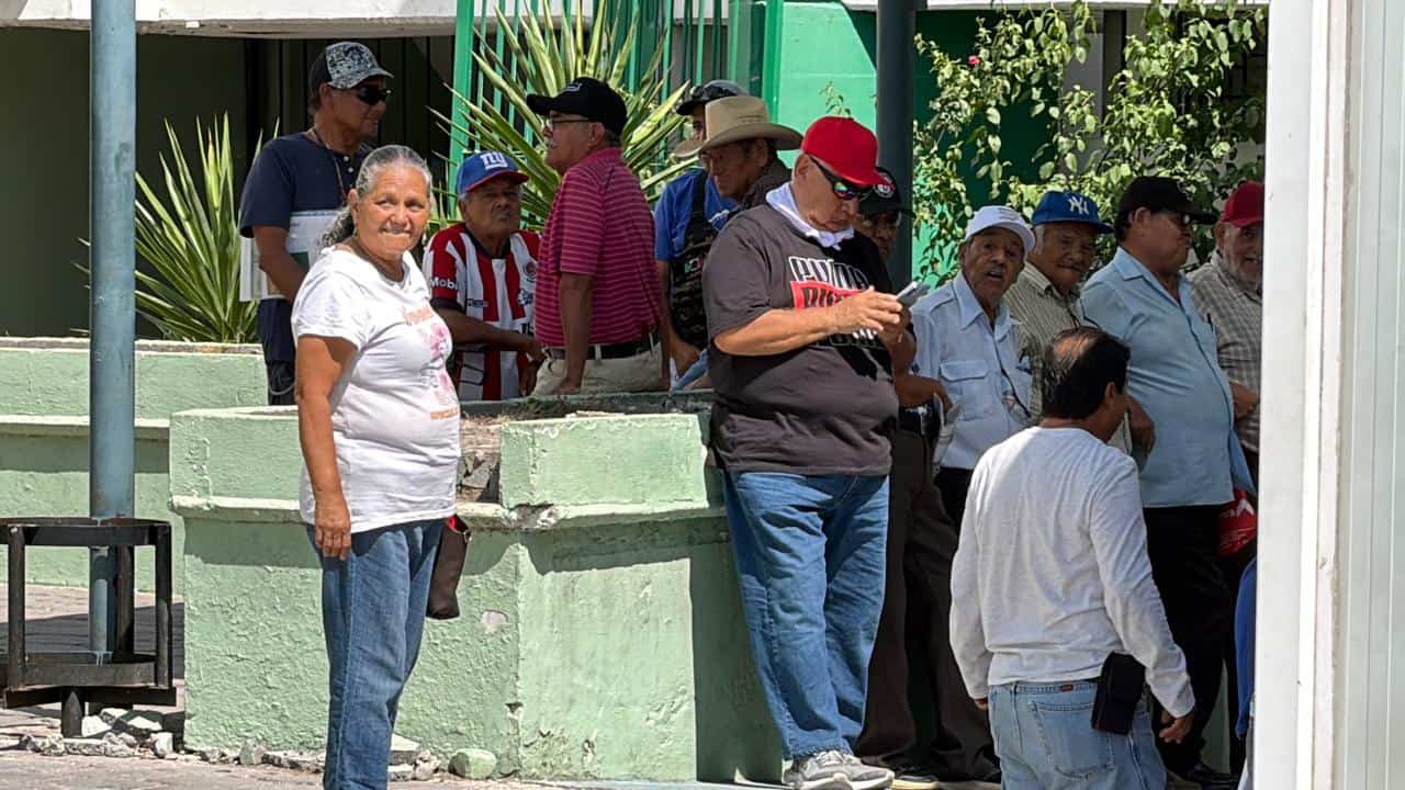 Protesta de derechohabientes del IMSS en Monclova termina en enfrentamiento