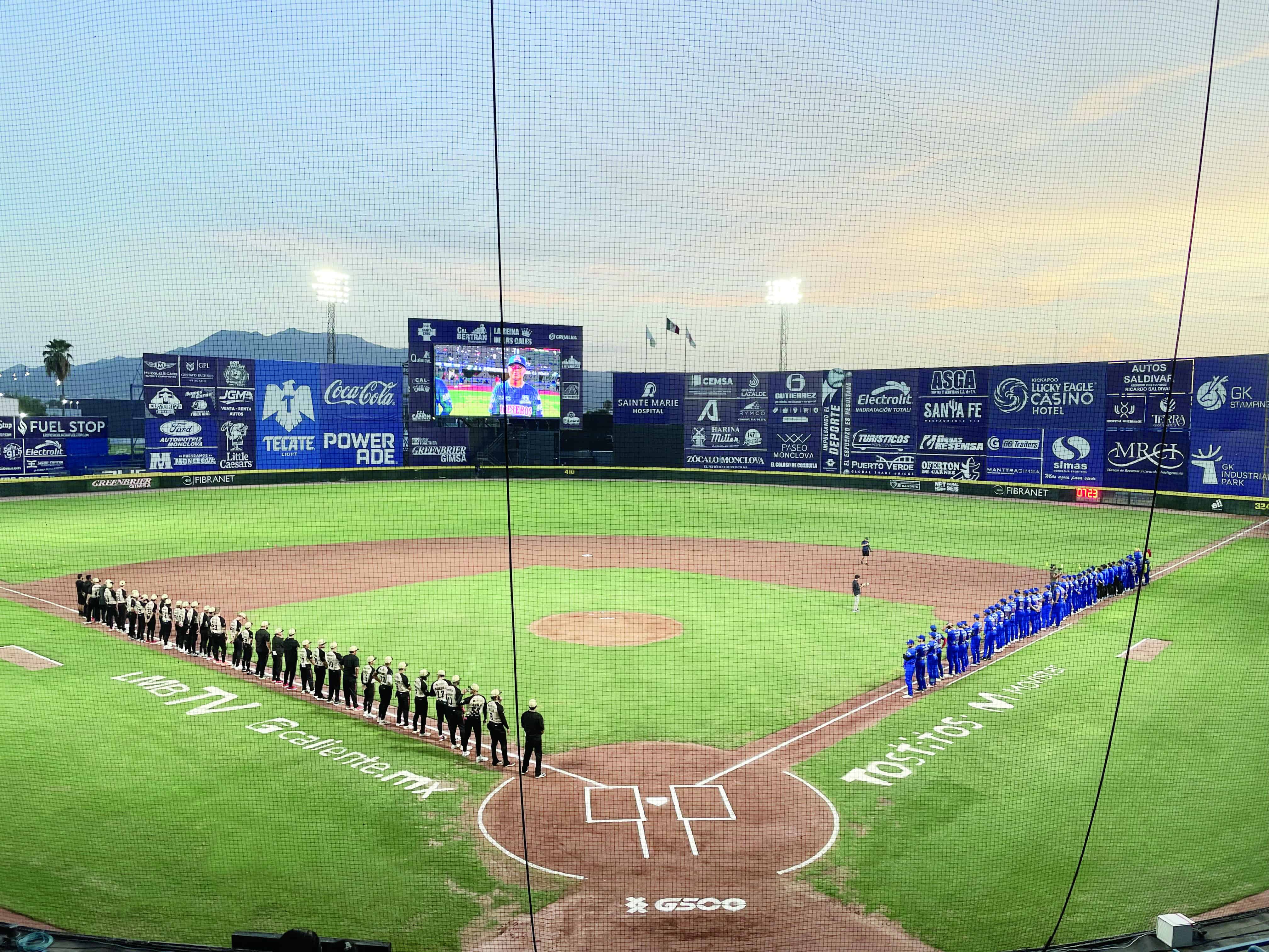 Afición acompaña a Acereros en emocionante noche de playoffs