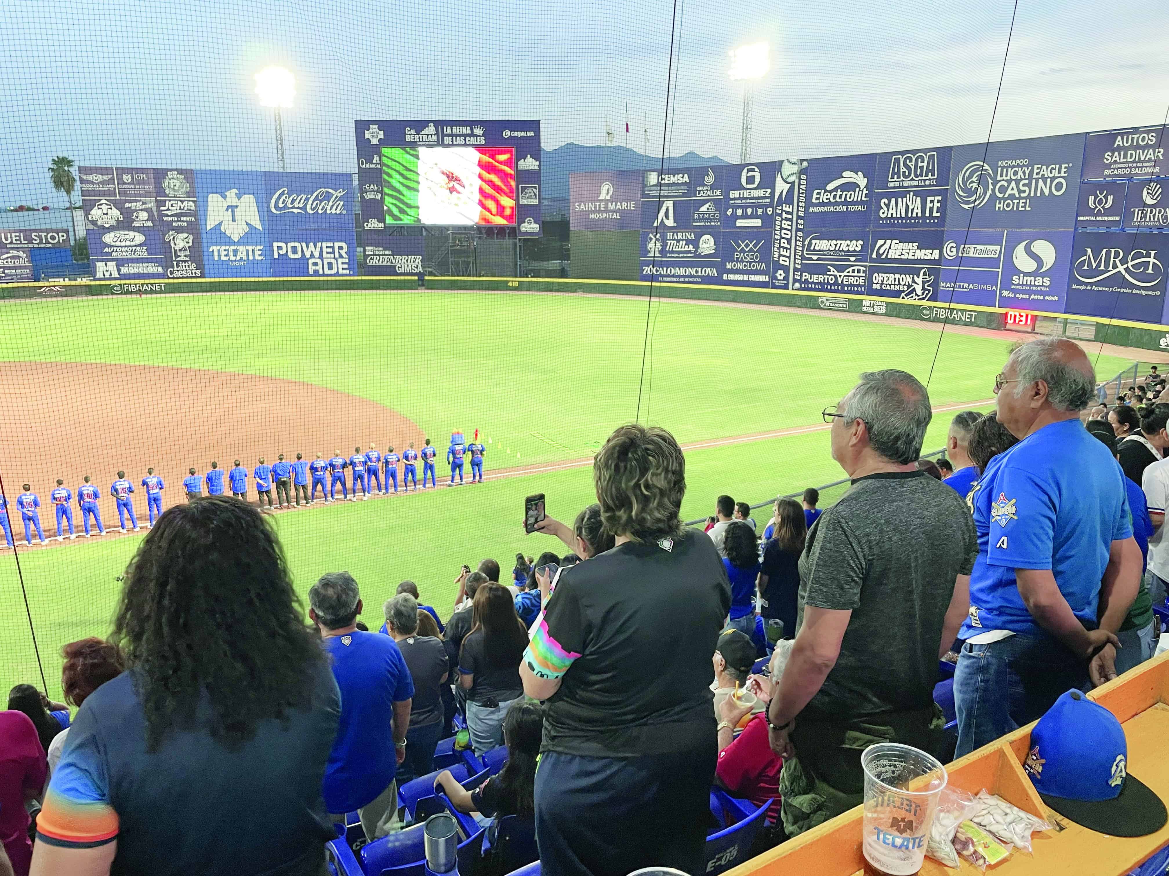 Afición acompaña a Acereros en emocionante noche de playoffs