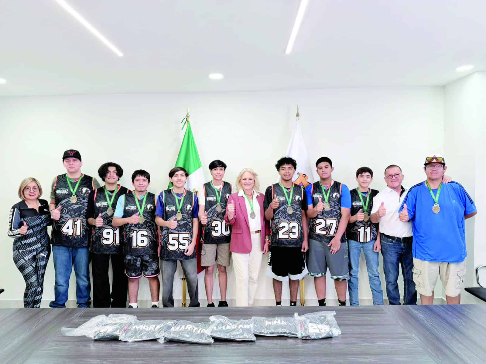 Laura Jim&eacute;nez recibe a Golden Falcons tras su victoria en M&uacute;zquiz