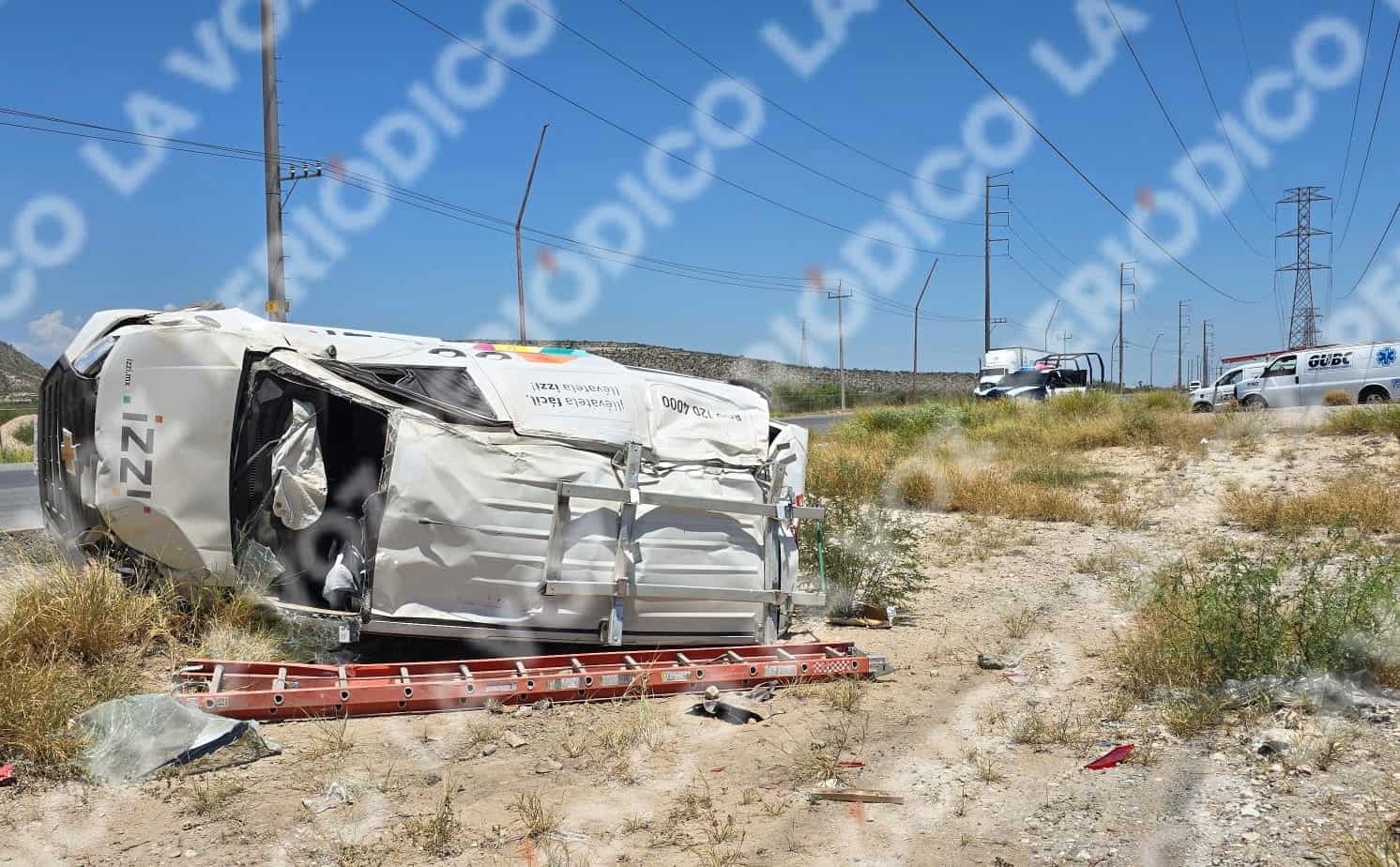 Vuelca trabajador de IZZI en el Salinas y sale herido