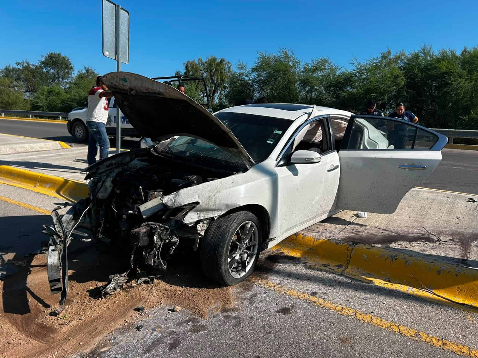 Familia resulta lesionada tras volcar en el libramiento Jesús María Ramón