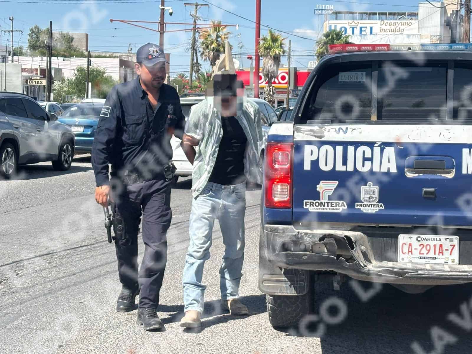 Amenaza a polic&iacute;as y acaba ante el MP