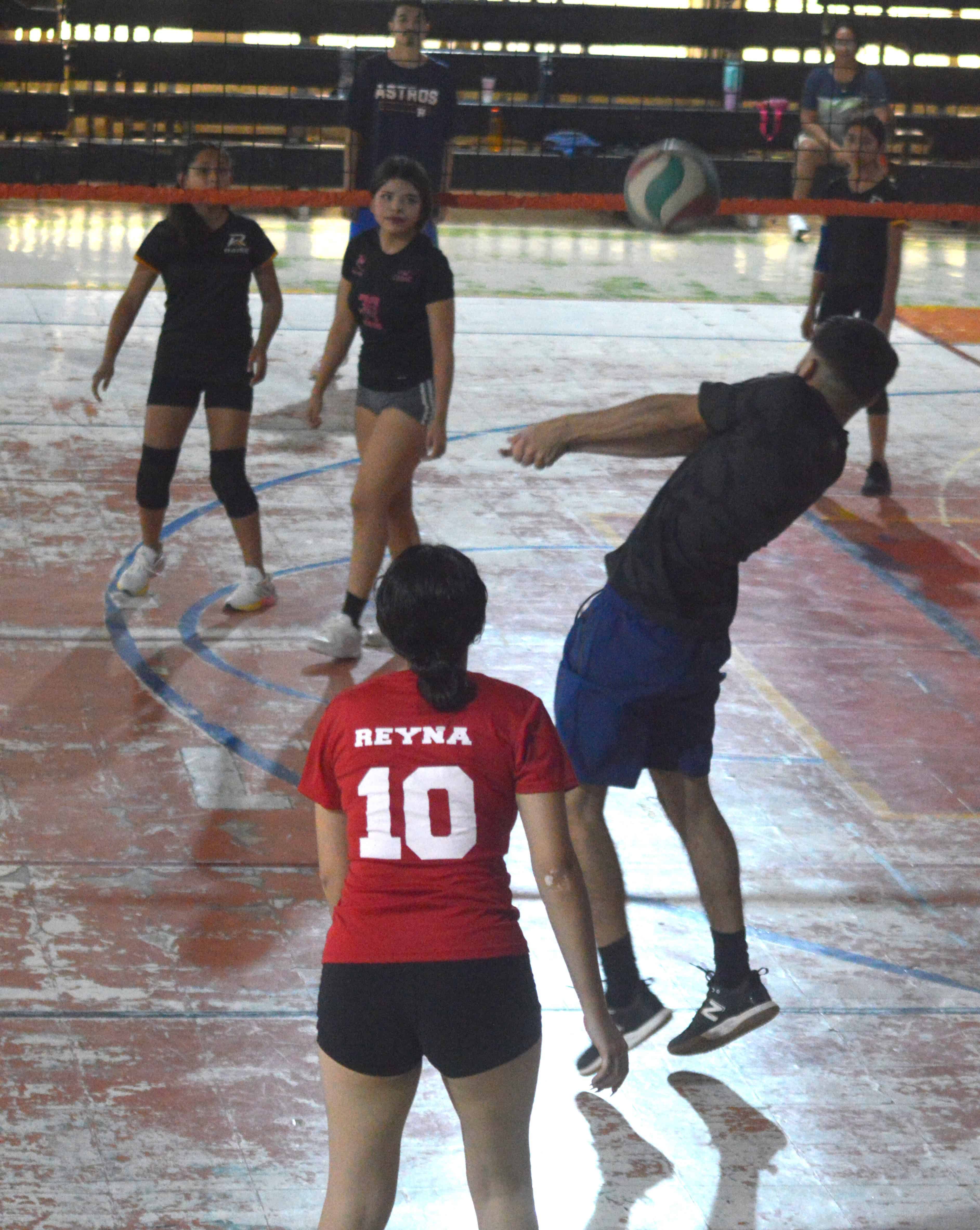 Jaguares Master logra remontada y avanza a semifinales en la Liga de Voleibol