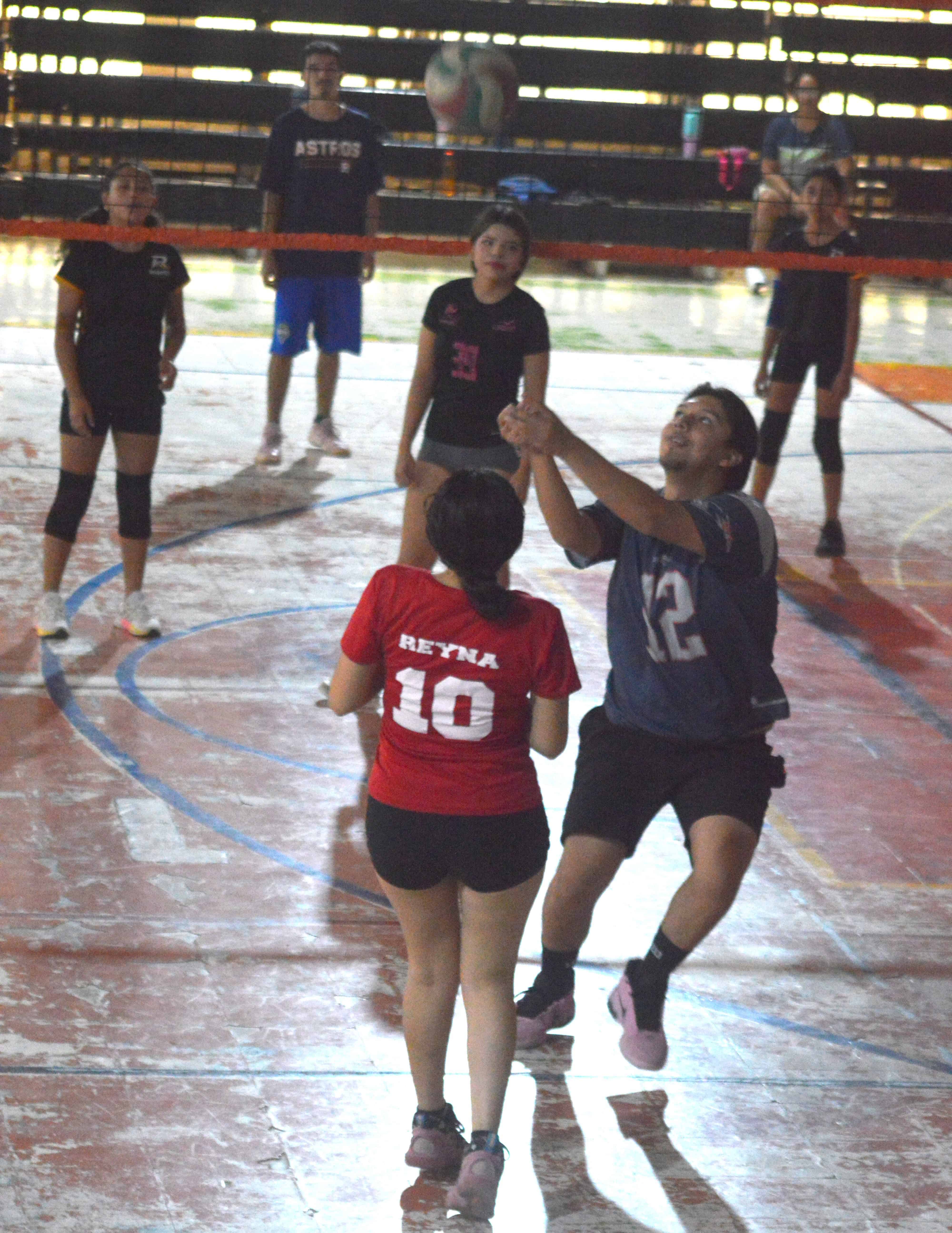 Jaguares Master logra remontada y avanza a semifinales en la Liga de Voleibol
