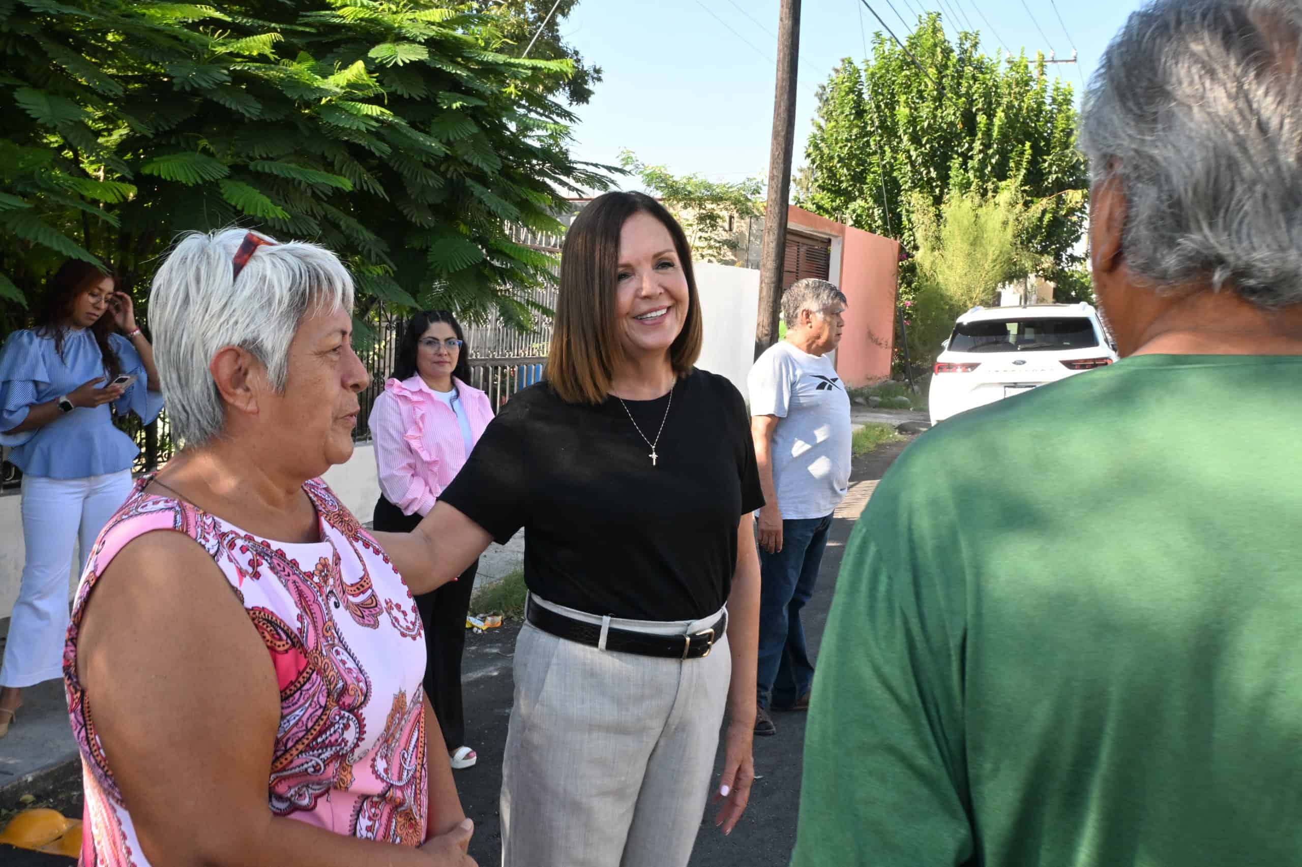 Sari P&eacute;rez supervisa instalaci&oacute;n de se&ntilde;al&eacute;tica en Frontera: Mejora la seguridad vial