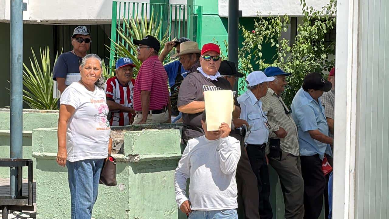 IMSS Coahuila escucha demandas de adultos mayores tras protesta