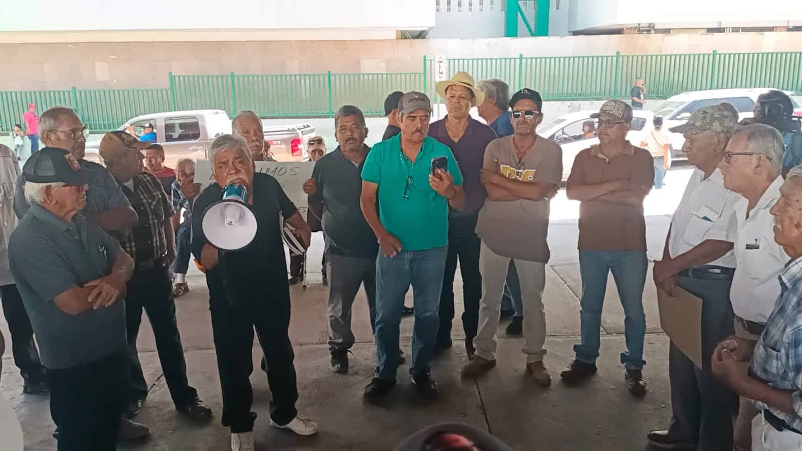 IMSS e Issste enfrentan reclamos por servicio