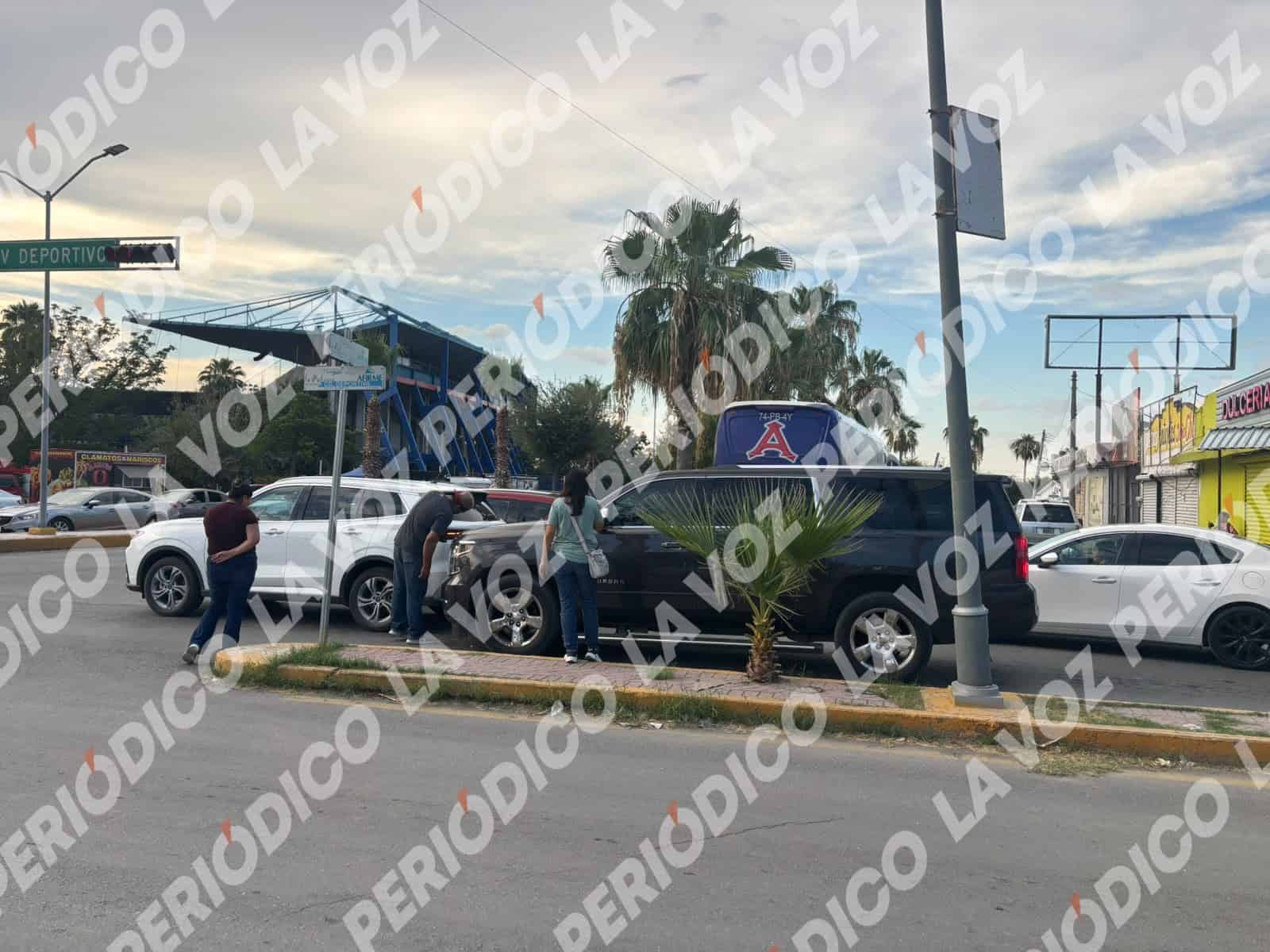 Choca Suburban contra camioneta