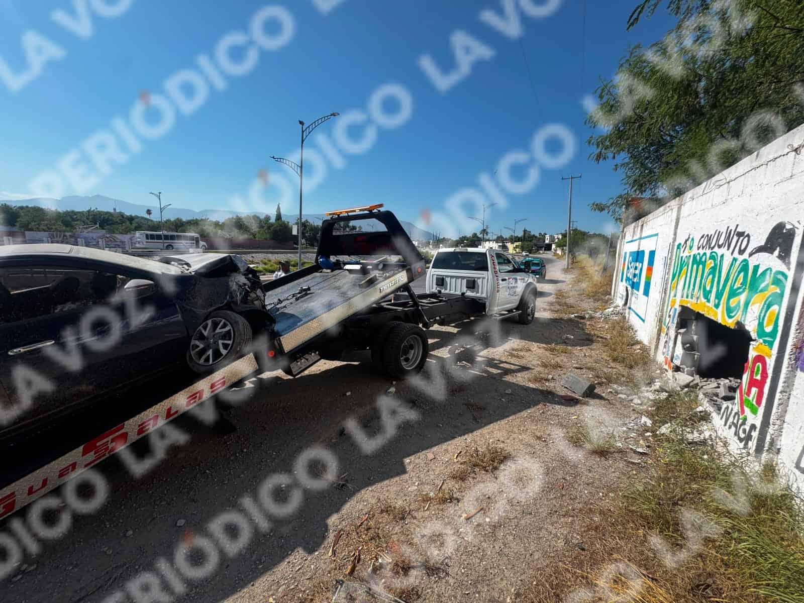 El Nissan Versa quedó con severos daños tras impactarse contra una barda en el sector El Pueblo.