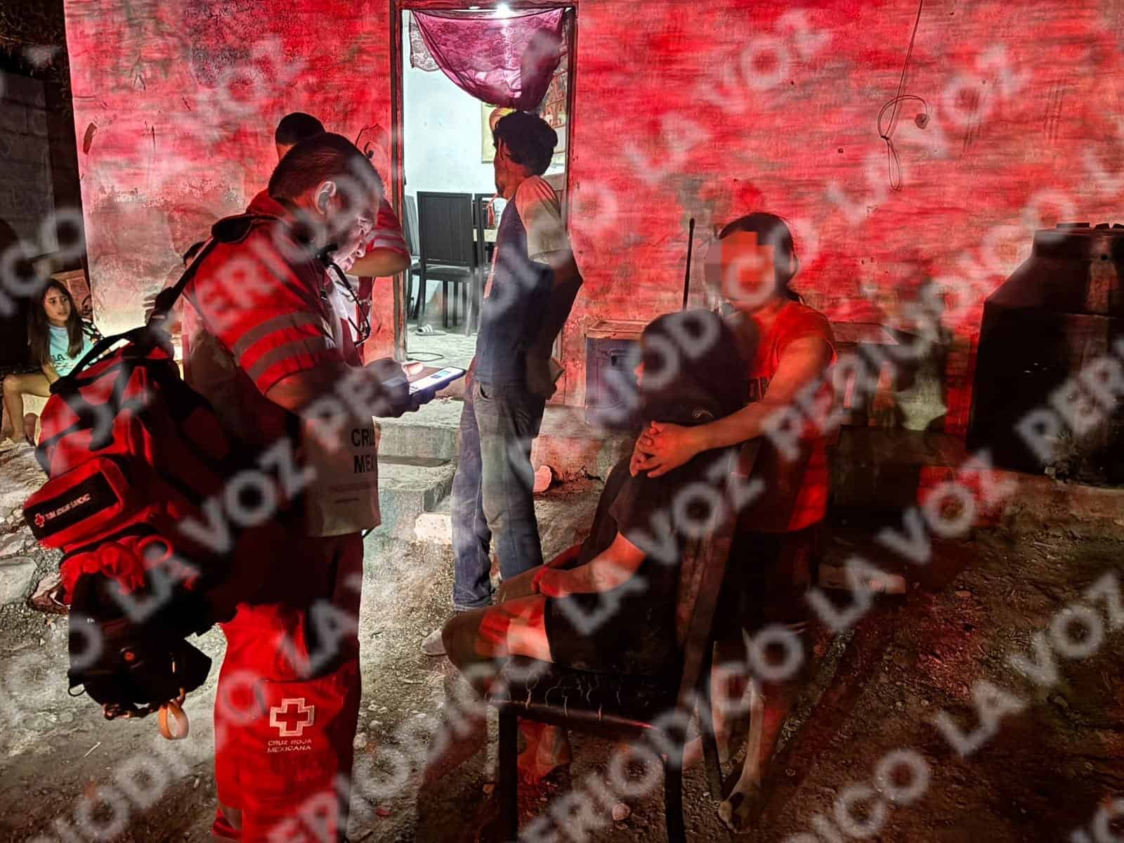 Cae jovencita al arroyo; sobrevive a ca&iacute;da