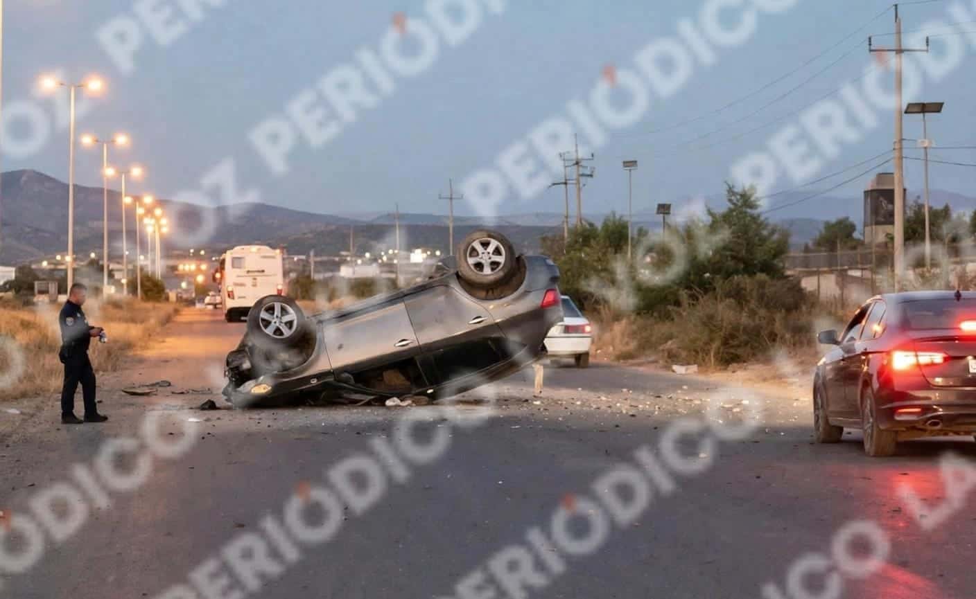 Joven conductor sufre volcadura en el Libramiento Carlos Salinas de Gortari