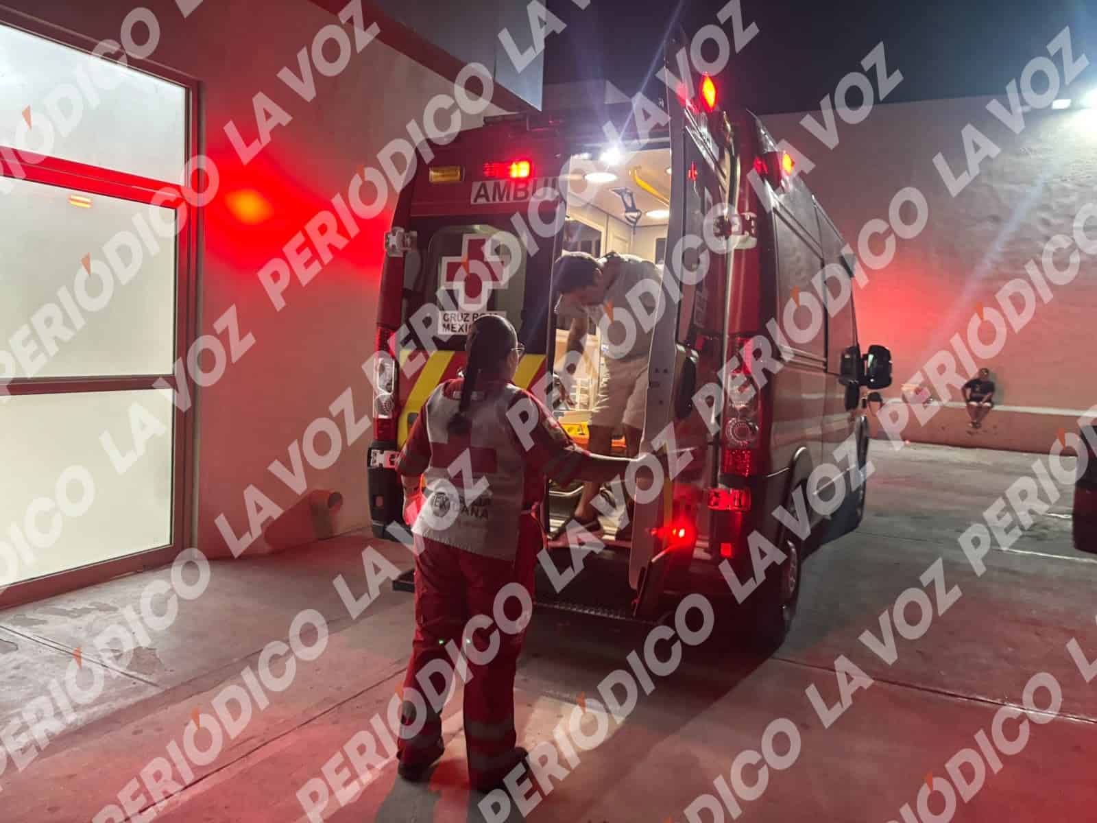&iexcl;Lo golpean entre tres!