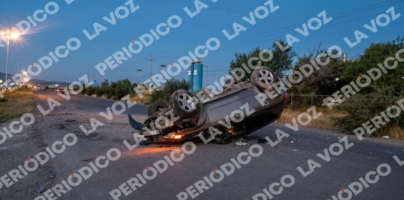 Joven conductor sufre volcadura en Frontera