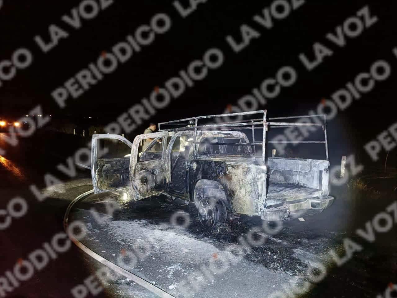 La Chevrolet quedó completamente calcinada tras incendiarse cuando circulaba por la carretera federal 30.