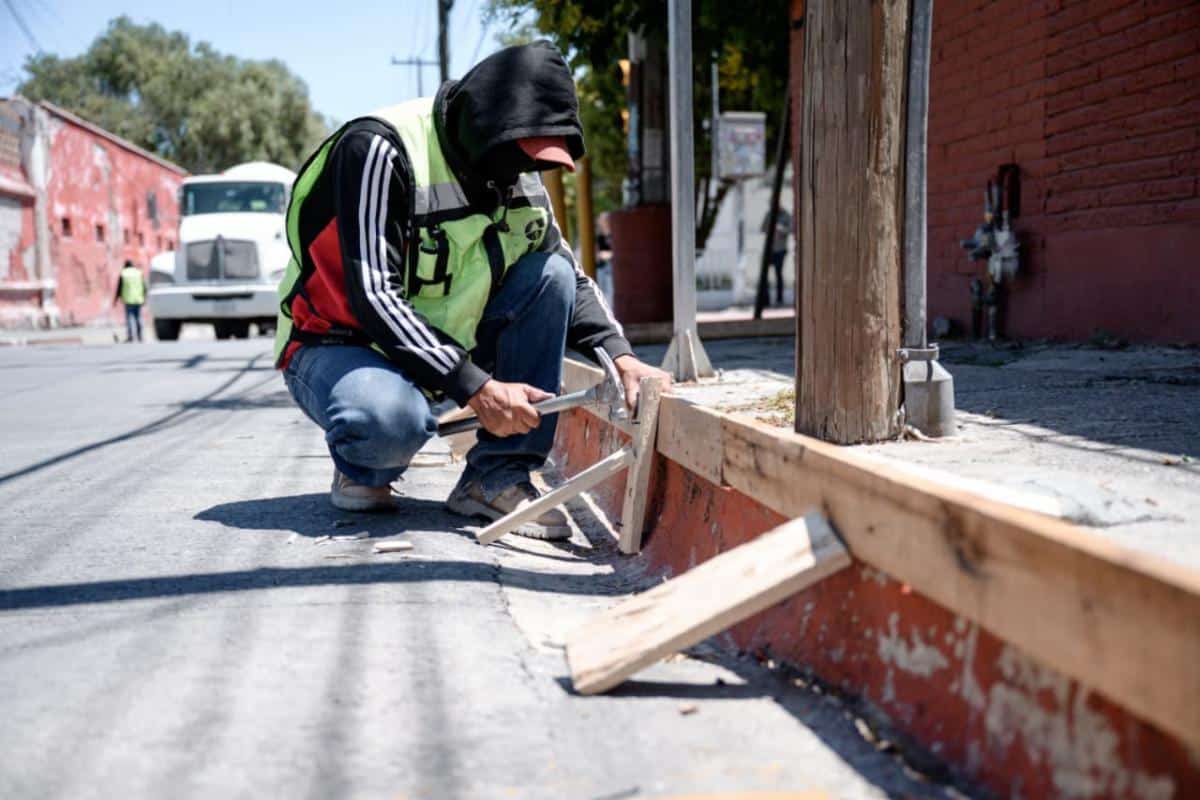 Javier Díaz González supervisa rehabilitación de banquetas en Saltillo Javier Díaz González supervisa rehabilitación de banquetas en Saltillo