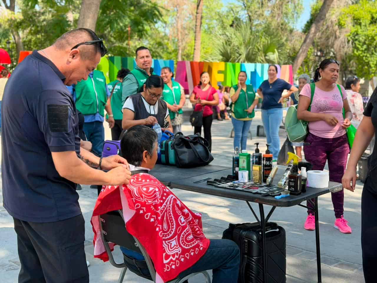 Javier Flores y la Brigada Mejora Coahuila brindan apoyos a familias en San Buenaventura Javier Flores y la Brigada Mejora Coahuila brindan apoyos a familias en San Buenaventura