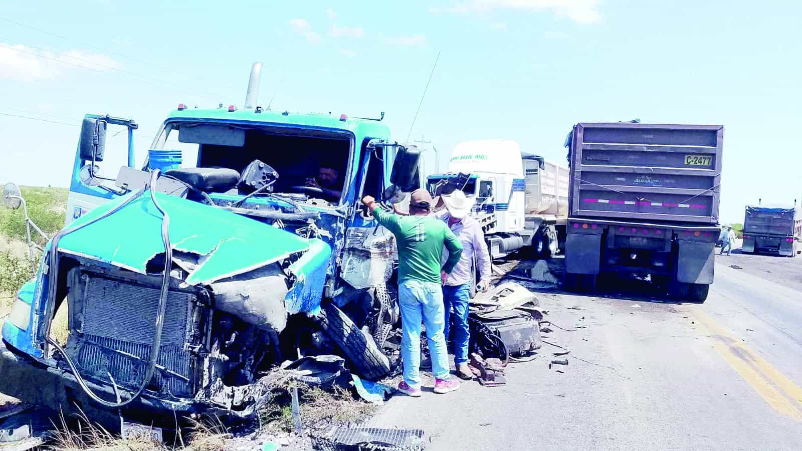 Accidente en Nueva Rosita: choque de tractocamiones en carretera federal 57