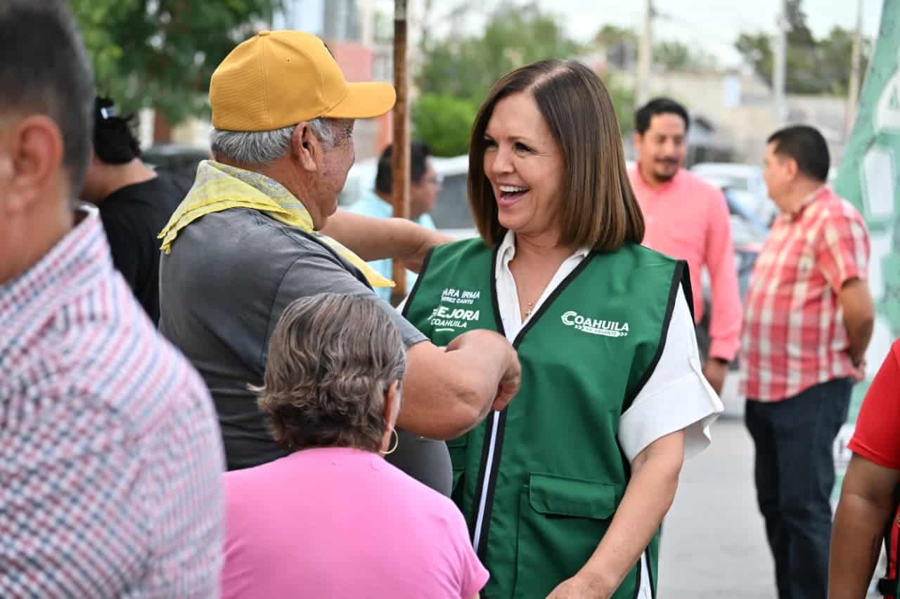 Sari P&eacute;rez y Manolo Jim&eacute;nez llevan mercadito Mejora a La Sierrita