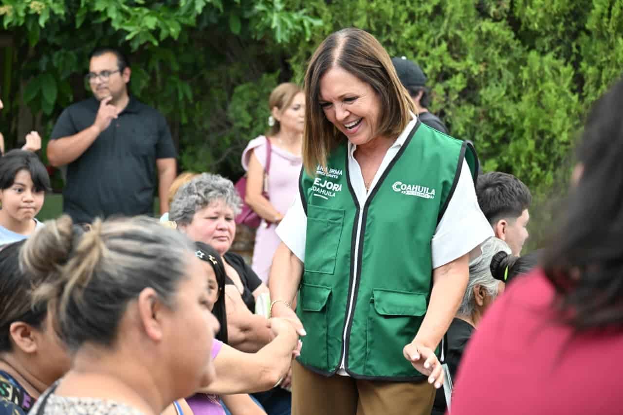 Sari P&eacute;rez y Manolo Jim&eacute;nez llevan mercadito Mejora a La Sierrita