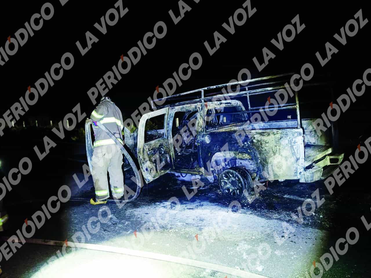 Arde camioneta en la carretera 30
