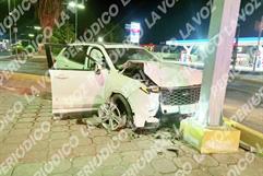 Camioneta Ford se estrella contra semáforo en Monclova Camioneta Ford se estrella contra semáforo en Monclova