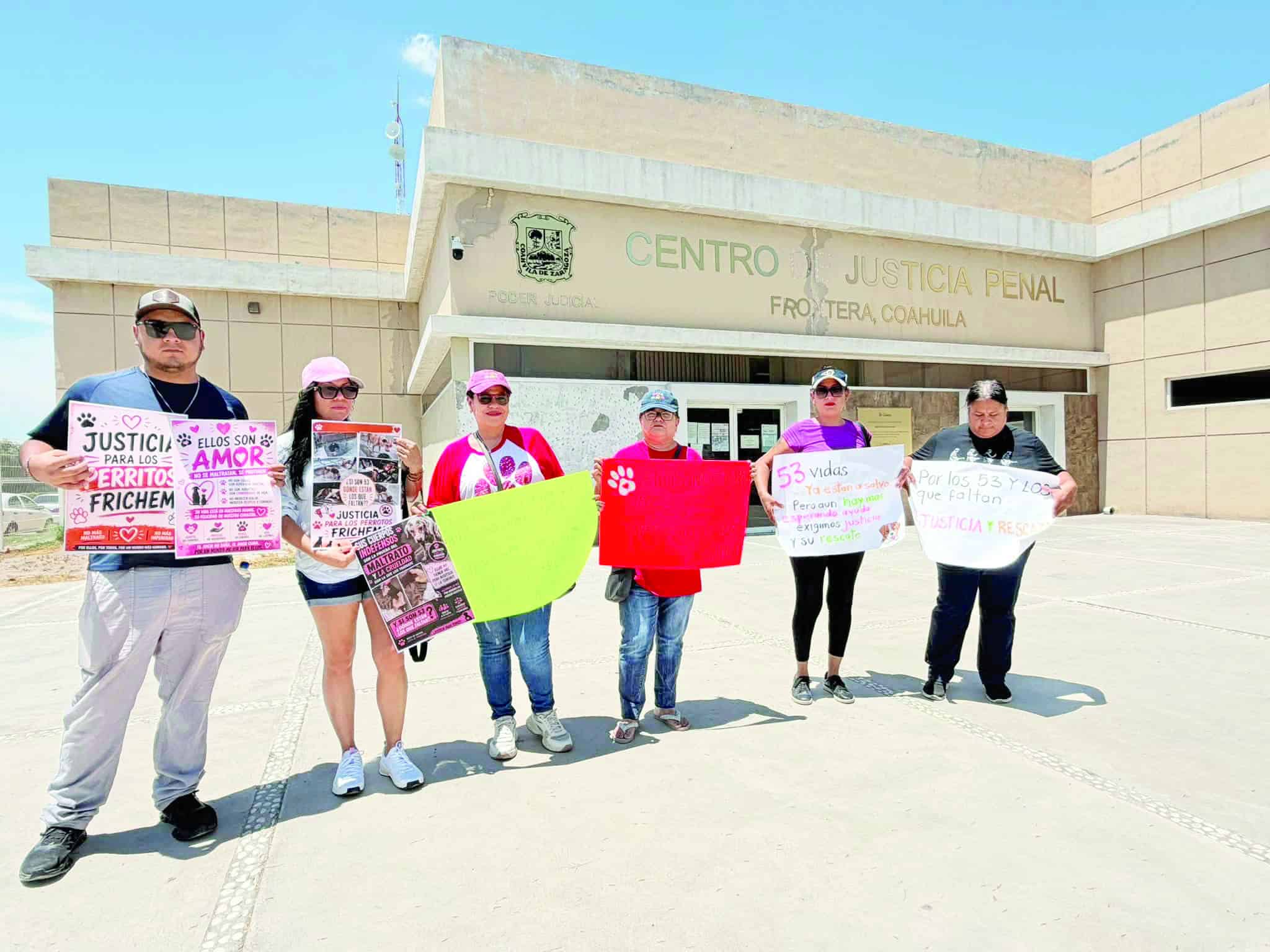 Exigen justicia por 53 perros rescatados de Frichem en Castaños