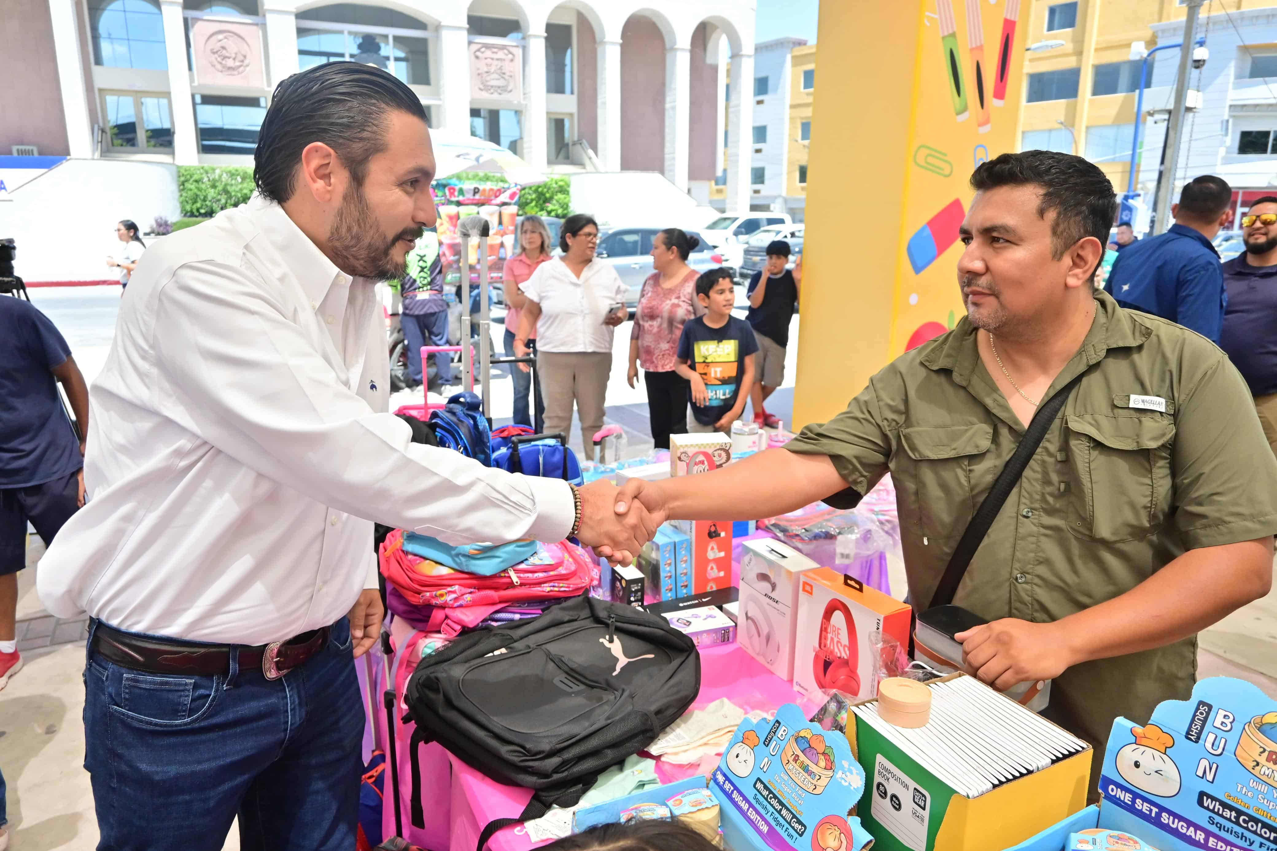 Carlos Villarreal Pérez apoya a familias con Feria de Útiles en Monclova