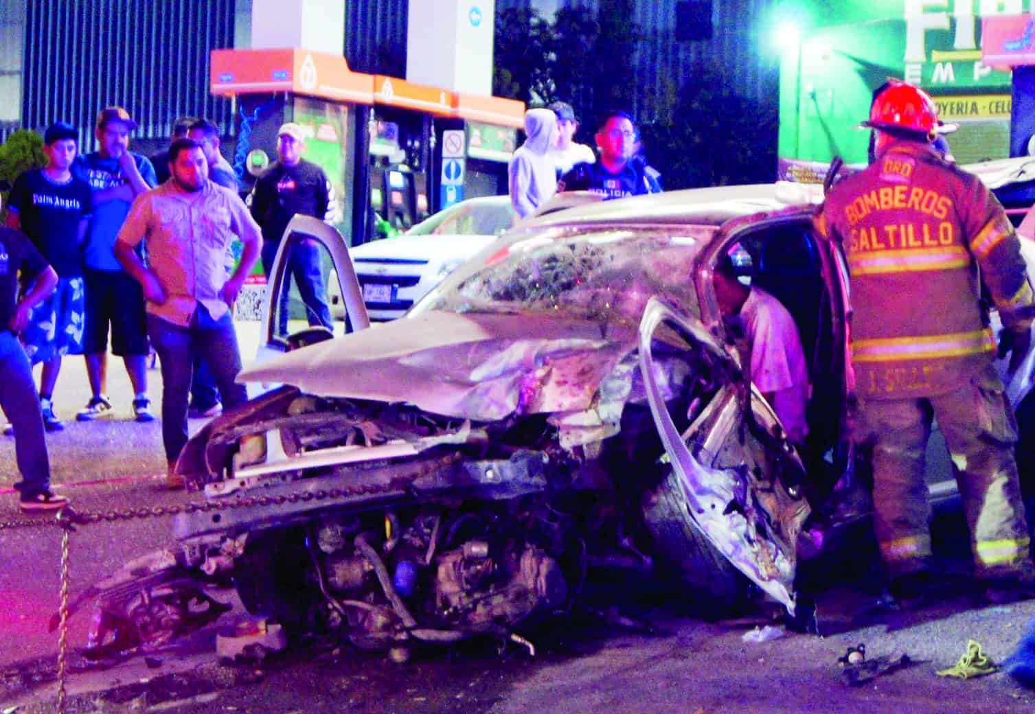Dos j&oacute;venes prensados tras choque en Saltillo