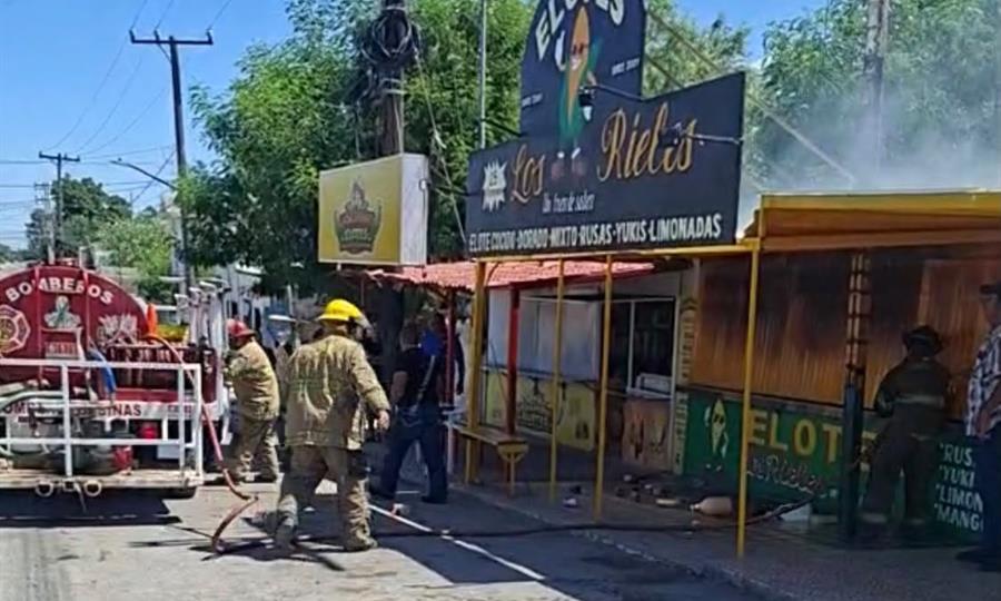 Incendio consume negocio de elotes en Sabinas