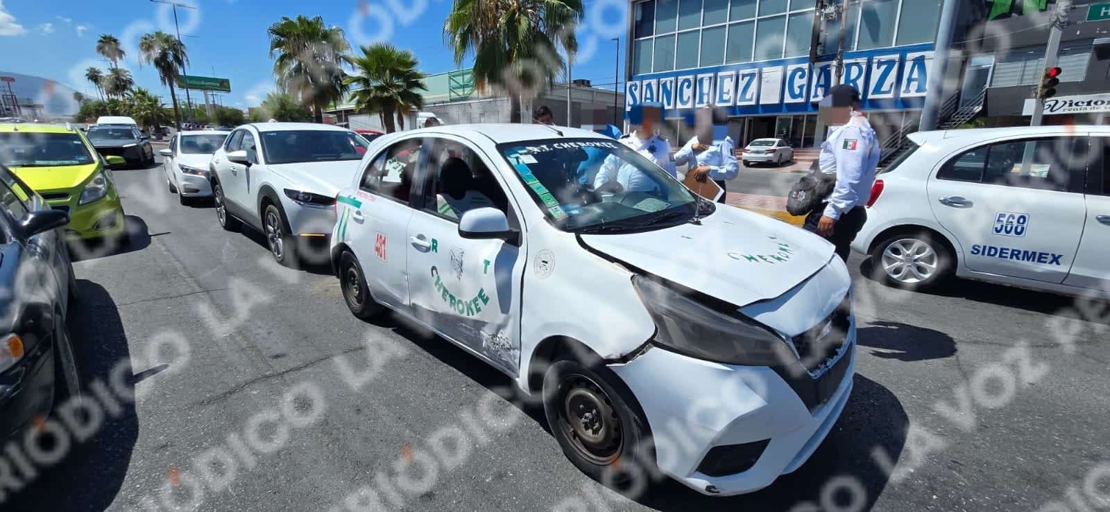 Choca taxi por alcance; lesiona a chofer y pasajera