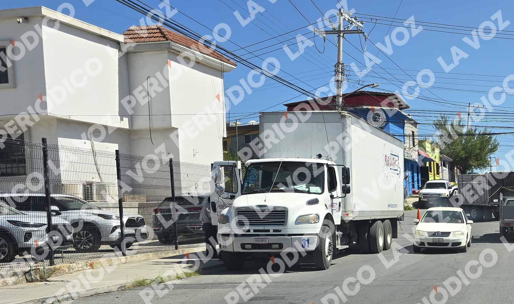 Cami&oacute;n provoca da&ntilde;os tras enganchar cableado