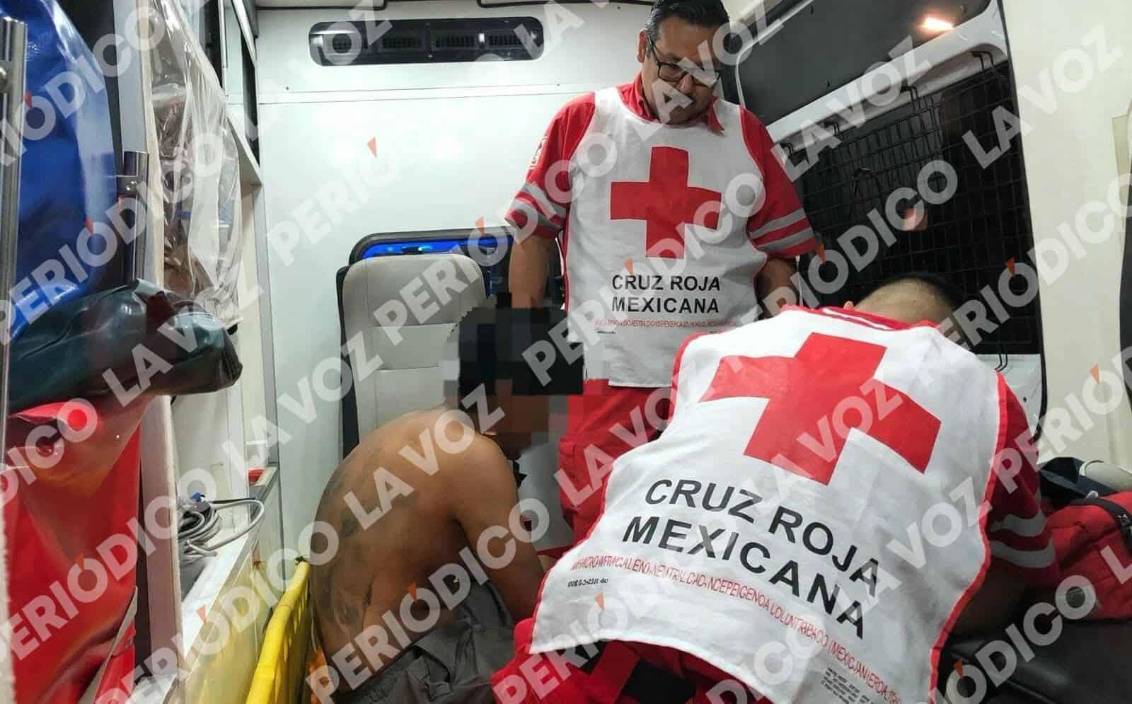 Adolescente Luis N en riesgo sobre puente de Monclova