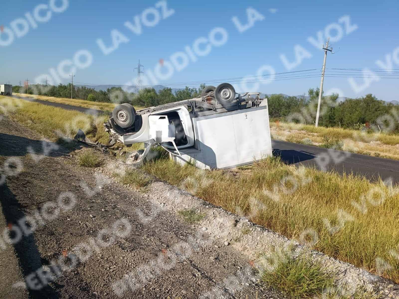 Vuelca camioneta de Truper en carretera 57