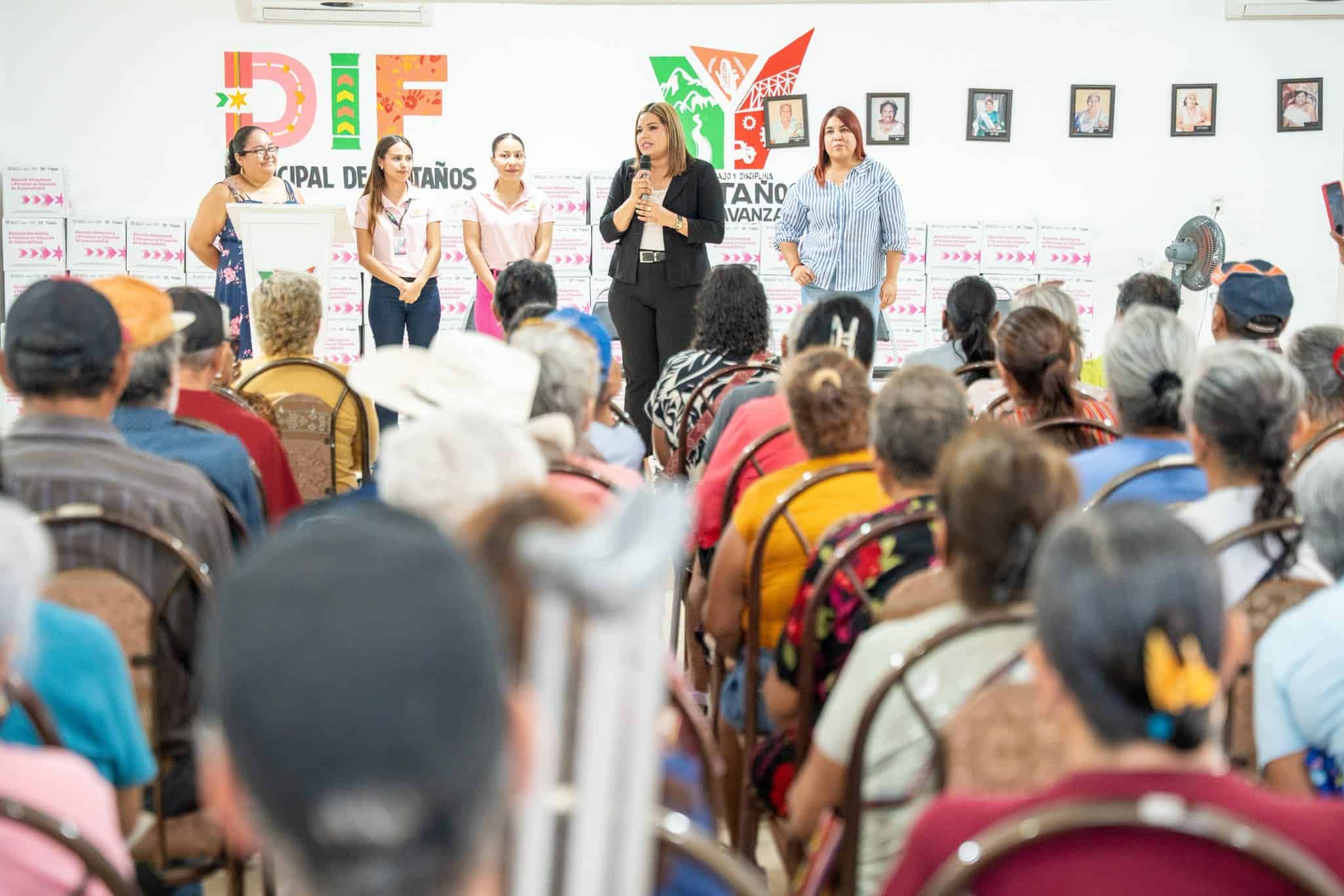 Yesica Sifuentes entrega apoyos del Programa Alimentario en Castaños
