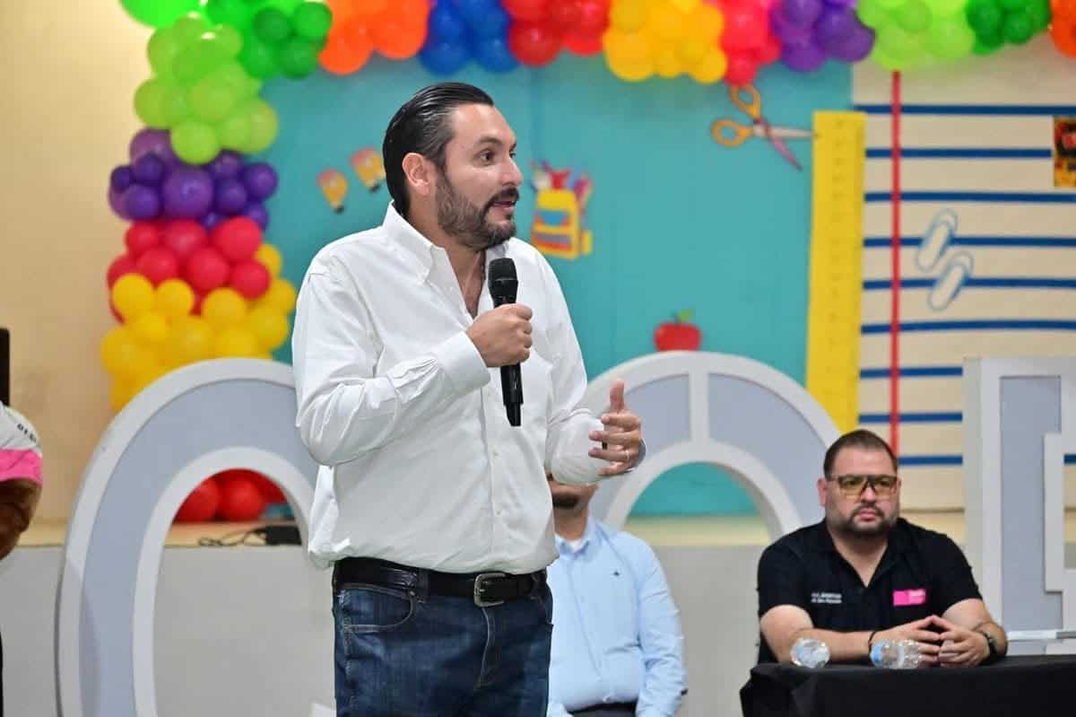 Carlos Villarreal da inicio al ciclo escolar en Monclova: apoyo a estudiantes