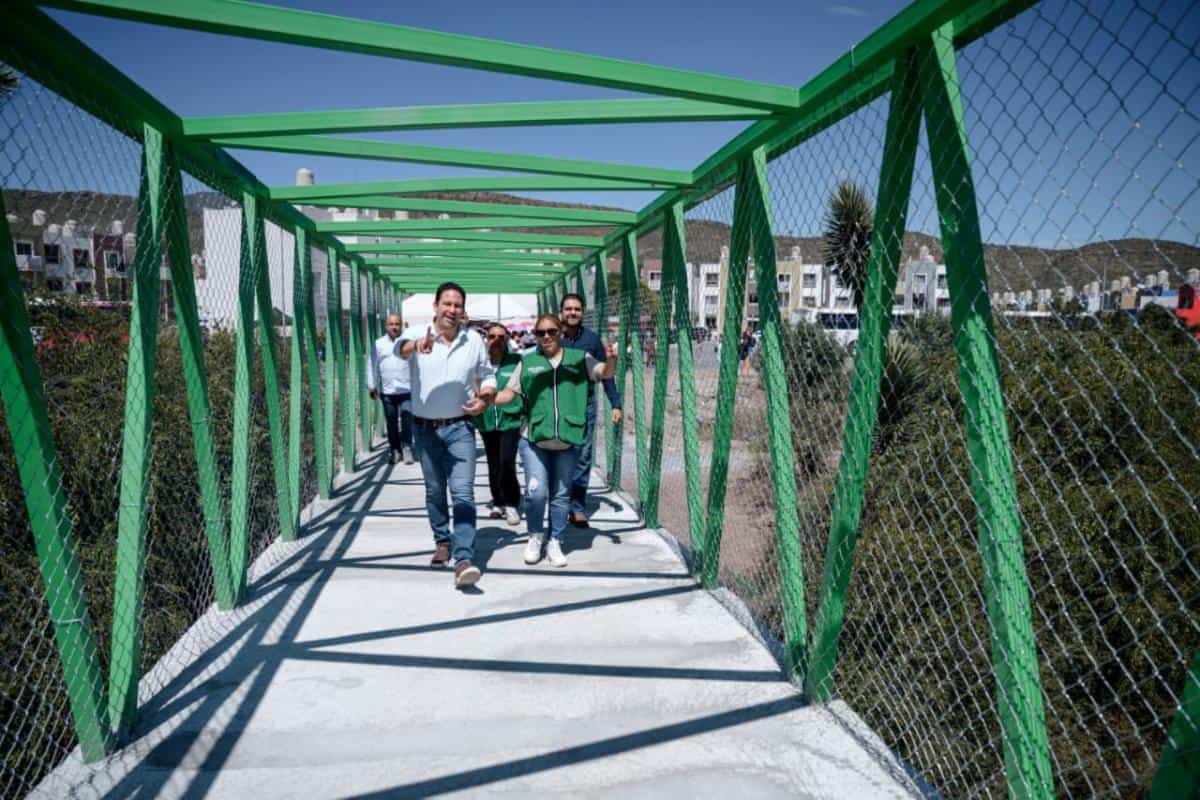 Javier D&iacute;az Gonz&aacute;lez inaugura puente peatonal en Hacienda Narro, Saltillo