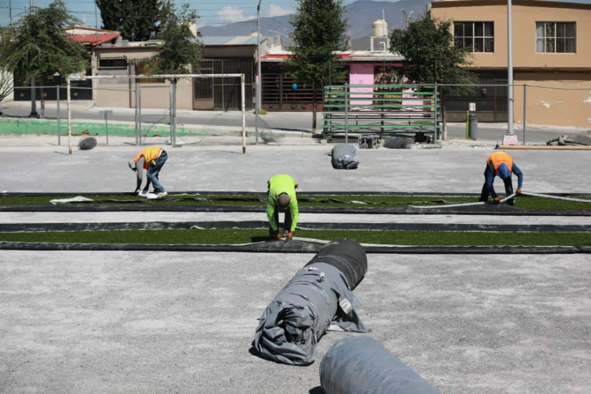 Saltillo: Mejoran canchas de f&uacute;tbol y b&aacute;squetbol en el Parque Lineal