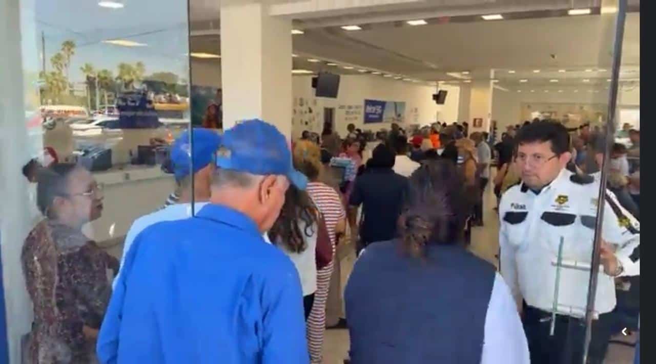 Ciudadanos saturan m&oacute;dulo de Telcel por suspensi&oacute;n de l&iacute;neas