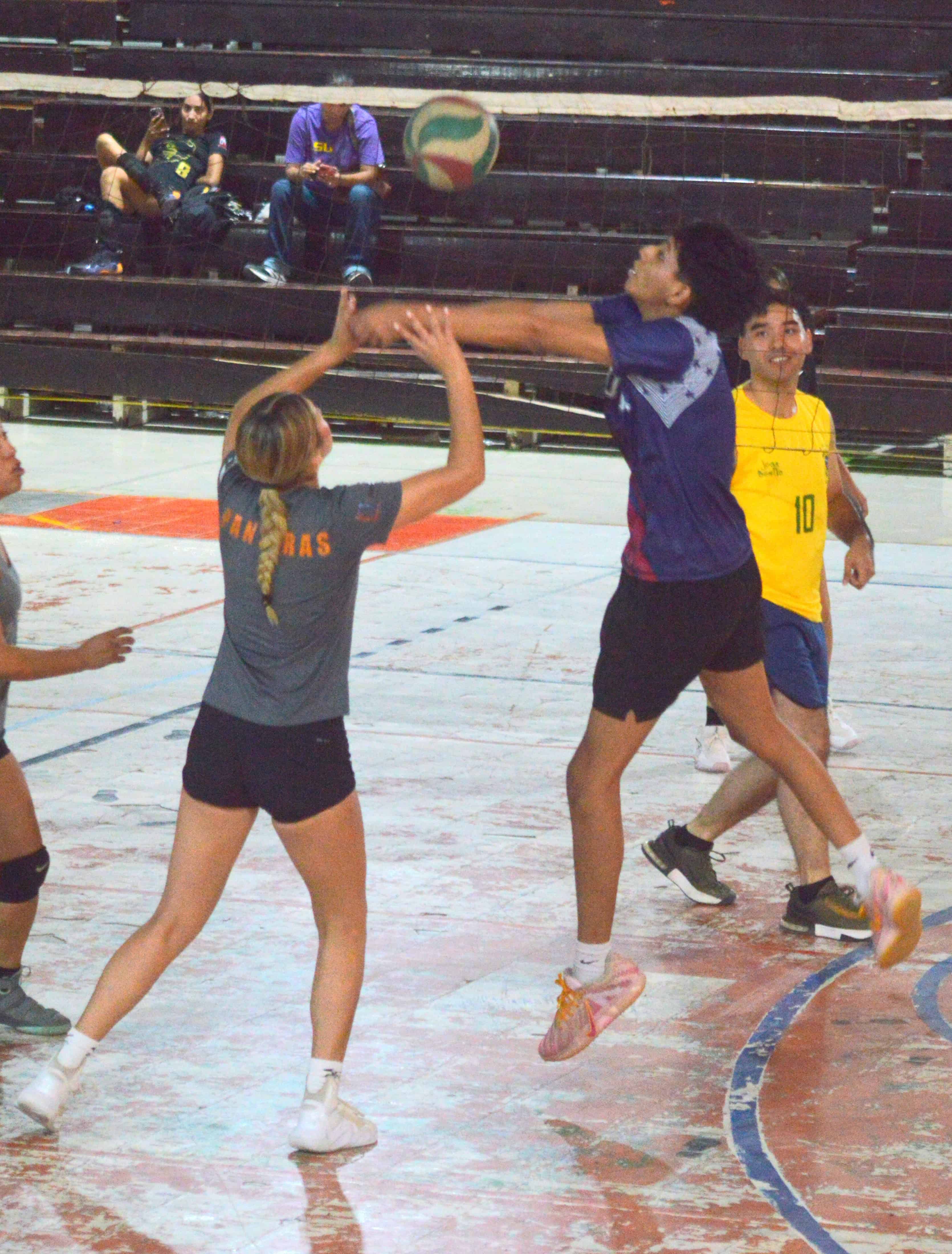 Los Truenos vencen a Cuervos en la Liga de Voleibol Rangelitos