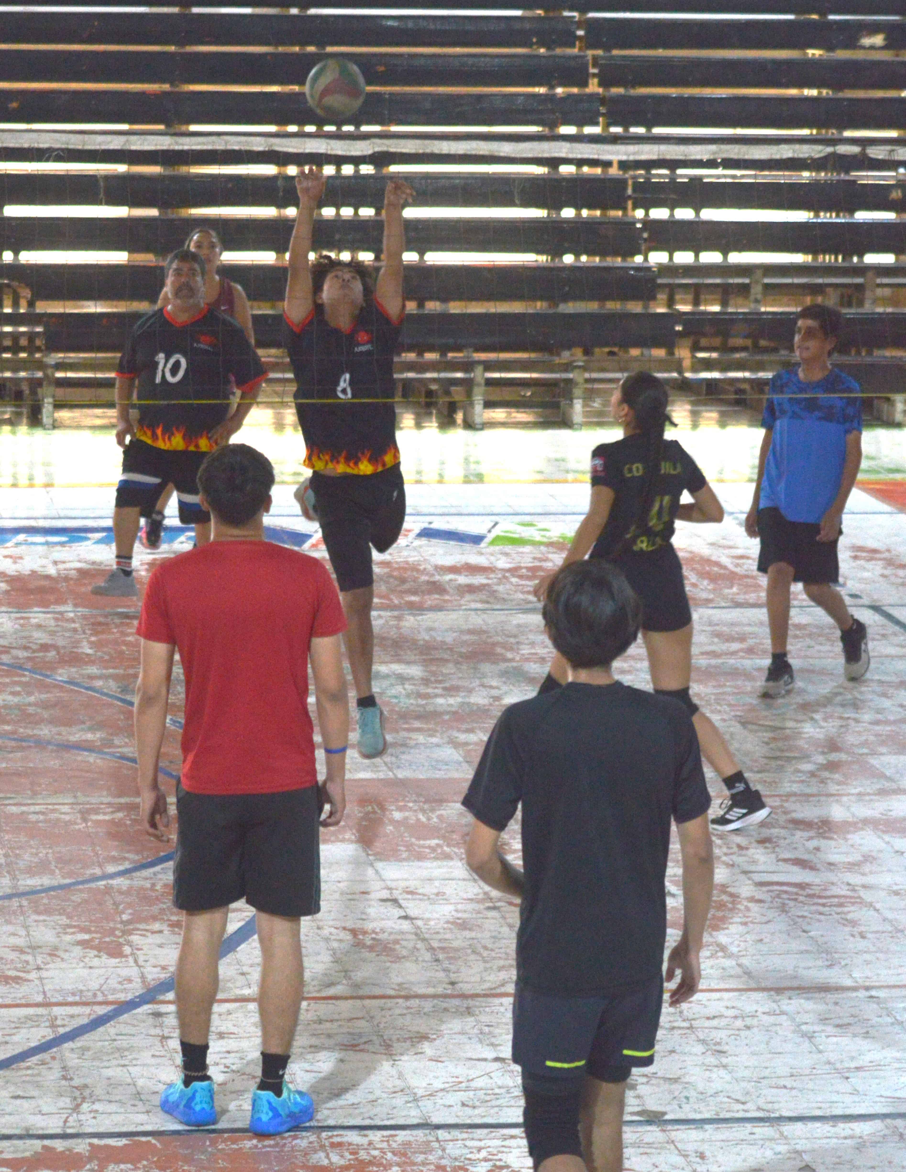 Los Truenos vencen a Cuervos en la Liga de Voleibol Rangelitos