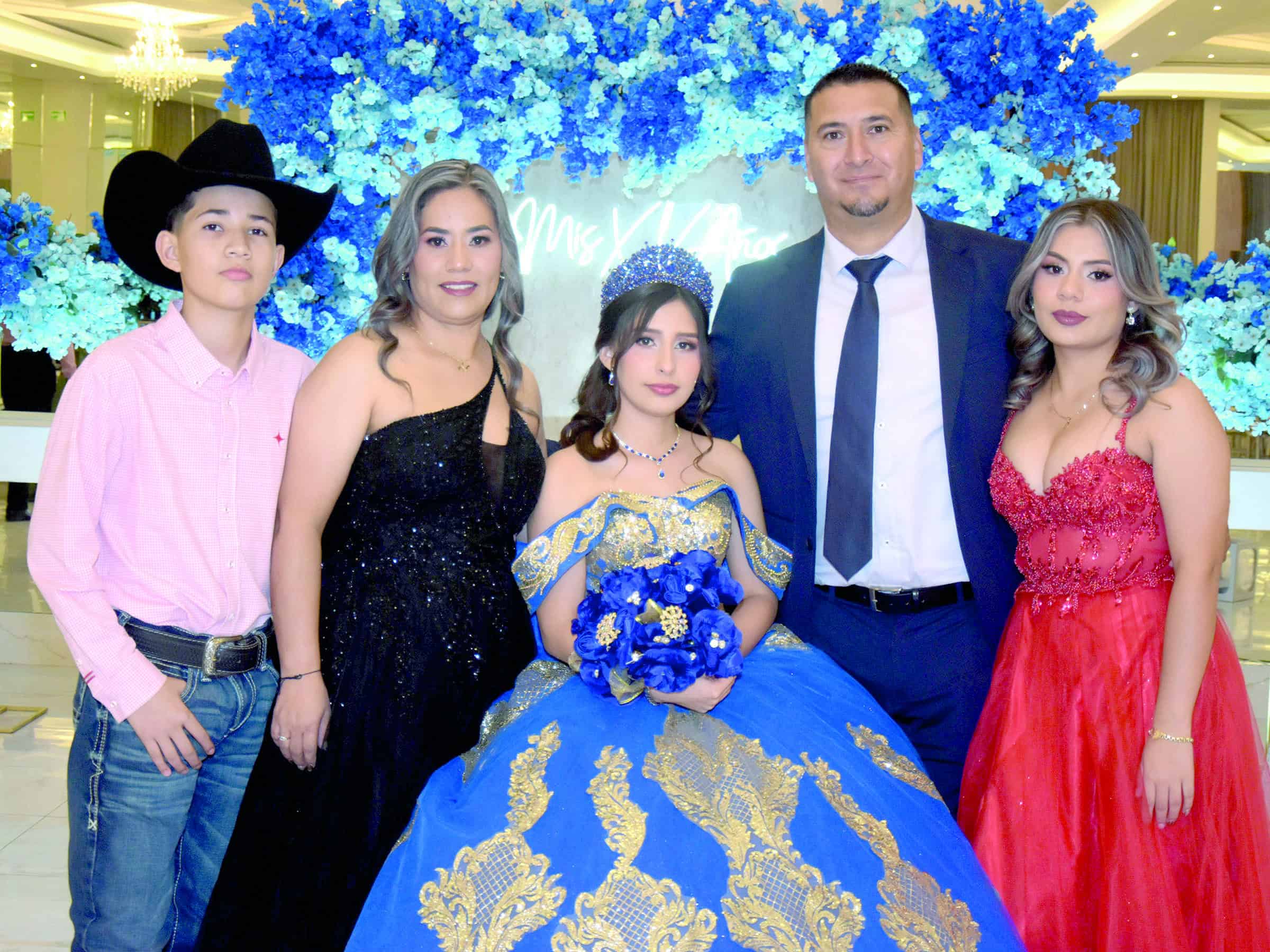 Dafhnne Pecina celebra sus 15 a&ntilde;os en misa: un emotivo evento familiar