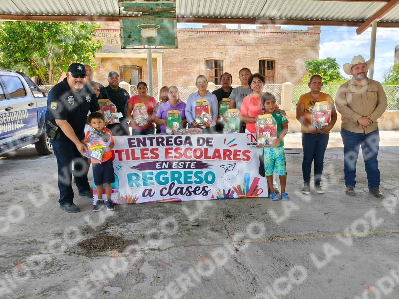 Entrega de &uacute;tiles escolares en Nadadores