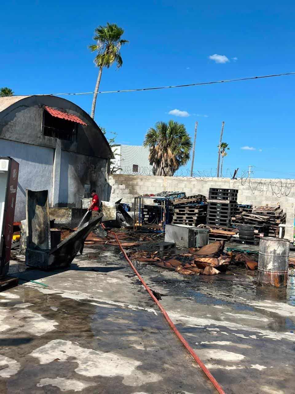 Bomberos controlan incendio en bodega de Sabinas